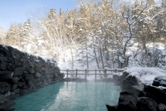 ユウトムラウシ川を見下ろす大小二つの露天風呂