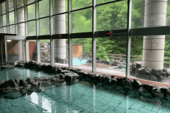 天高8mの広々とした大浴場には内湯が2つ