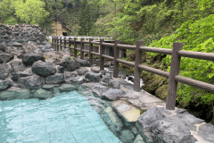 ユウトムラウシ川を見下ろす大小二つの露天風呂