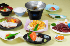 ご夕食一例（地場食材を活かした料理長おすすめ会席膳）