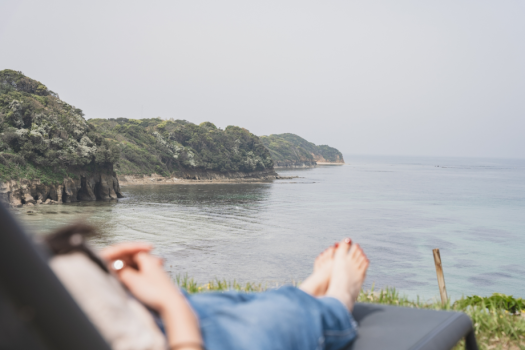目いっぱいに広がる海を眺めながらのんびりと過ごす。