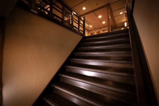 日本家屋ならではの温もりを一歩一歩噛み締めて登る階段