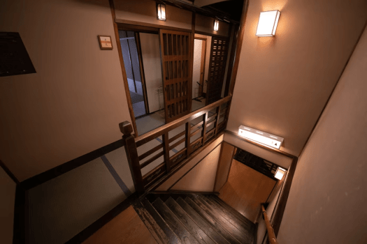 日本家屋ならではの温もりを一歩一歩噛み締めて登る階段