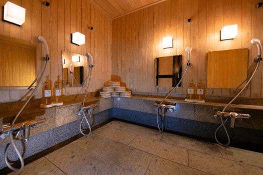 内風呂の洗い場にはリンスインシャンプーとボディーソープを備えております。