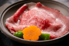 日本三大和牛の一つと称される近江牛。肉質はきめ細かく、口の中でとろける脂が特徴です。