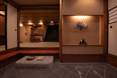 非日常の始まりの場所　玄関