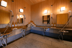 内風呂の洗い場にはリンスインシャンプーとボディーソープを備えております。