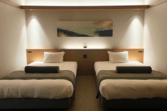 ■スイート［温泉露天風呂＆テラス付／46平米］■ダブルサイズのベッドを備え、ゆったりと。