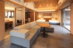 ■プレミアムスイート［温泉露天風呂＆リビング付／88平米］■ワイドソファでゆったりと――。