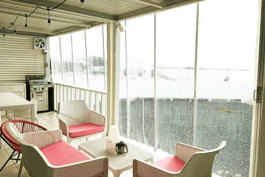 横幕をひけば開放感はそのままに肌寒い季節も快適に過ごせます