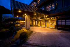 【外観】ライトアップされた外観