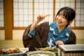 【お料理イメージ】お待ちかねのカニとご対面！花が咲いたカニ刺しを持ち、思わず笑顔に。
