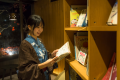 【book cafe】当館の「book cafe」でゆったりと読書にふける。