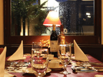 【レストランーレイクサイド】アンティークに囲まれたクラシックな店内となっております。