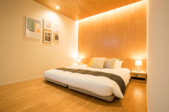 新館のラグジュアリーダブルルームになります。ごゆっくりとおくつろぎいただけます。