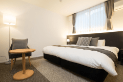 新館のダブルルーム（キングベッド）になります。ごゆっくりとおくつろぎいただけます。
