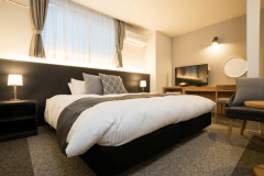 新館のスタンダードダブルルーム（キングベッド）になります。ごゆっくりとおくつろぎいただけます。