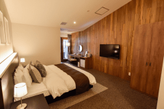 新館のデラックスダブルルームになります。ごゆっくりとおくつろぎいただけます。