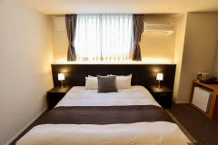 新館のダブルルーム（キングベッド）になります。ごゆっくりとおくつろぎいただけます。