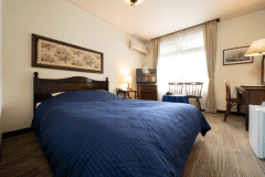 アンティークに囲まれた本館2階にあり、窓の外には西湖が広がります。ダブルサイズベッドでゆったりお休みいただけ、カップルご夫婦様に特におすすめのタイプです。