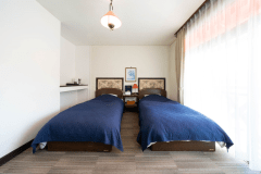 アンティークに囲まれた本館2階にあり、窓の外には西湖が広がります。シングルベッド2台のお部屋で、女子会やグループ様に特におすすめのタイプです。