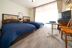 アンティークに囲まれた本館2階にあり、窓の外には西湖が広がります。シングルベッド2台のお部屋で、女子会やグループ様に特におすすめのタイプです。