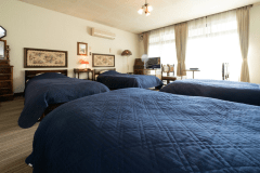 アンティークに囲まれた本館2階にあり、窓の外には西湖が広がります。正規シングルベッド4台までのお部屋で、ファミリーやグループ様に特におすすめのタイプです。