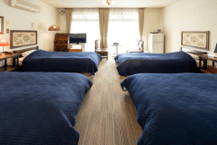 アンティークに囲まれた本館2階にあり、窓の外には西湖が広がります。正規シングルベッド4台までのお部屋で、ファミリーやグループ様に特におすすめのタイプです。