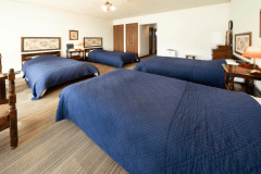 アンティークに囲まれた本館2階にあり、窓の外には西湖が広がります。正規シングルベッド4台までのお部屋で、ファミリーやグループ様に特におすすめのタイプです。