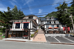 神秘的な青色が美しい西湖のほとりにたたずむクラシックなホテルです。