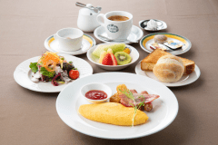 【ご朝食一例】お選びいただける卵料理や季節のフルーツなど洋食メニューをご用意いたします。