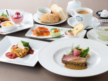 【ご夕食一例】スタンダードコース。旬の素材を使った本格フレンチコースをお楽しみくださいませ。