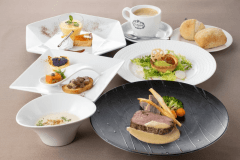【ご夕食一例】スタンダードコース。旬の素材を使った本格フレンチコースをお楽しみくださいませ。