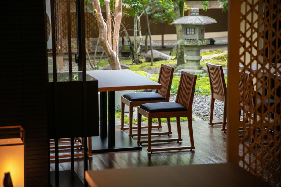四季折々の庭園を眺めながらお食事をお楽しみください