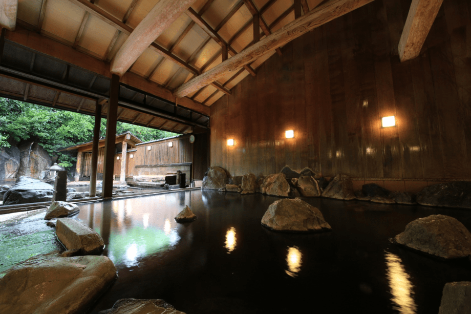 【大浴場・内湯】大きな窓から露天風呂を望む解放感あふれる大浴場