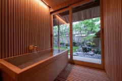 別邸・秋成庵【主室１２帖・次の間８帖・露天風呂・庭園・縁】