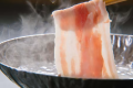 ほのかな甘みとジューシーな味わいが特徴の黒豚（イメージ）