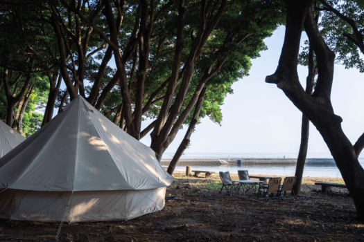 【広々快適テント】設営不要&ビーチ目前のお手軽アウトドア体験（寝具、クーラー、電子ケトル、電源付き