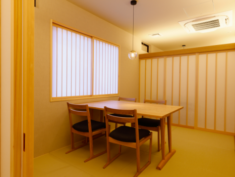 【お食事処－半個室－】お隣を気にせずご友人・恋人・ご家族でゆっくりお食事をご堪能ください。
