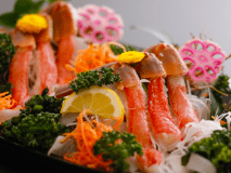 【カニ刺し】ぎっしり身の詰まった、ぷりぷりの蟹をシンプルに「刺し」で。素材本来の旨みをご堪能ください。