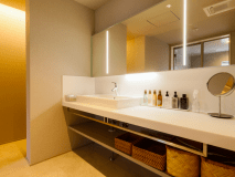 【夕風／パウダールーム】大きな鏡と、着替えも化粧もできる広いスペースとなっています♪