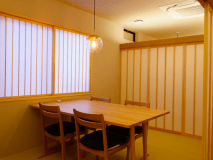 【お食事処－半個室－】お隣を気にせずご友人・恋人・ご家族でゆっくりお食事をご堪能ください。