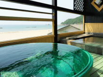 【大浴場－露天風呂－】沈んでゆく夕日を眺めながら湯浴みをお愉しみください