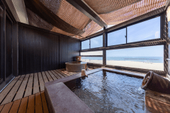 【大浴場-露天風呂-】絶景広がる海の華自慢の露天温泉で極上の癒しを