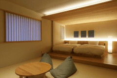 朝日が優しく入り込み、明るく広々としたお部屋ですが、夜はライトの演出で「ほっこり」おくつろぎいただけます。