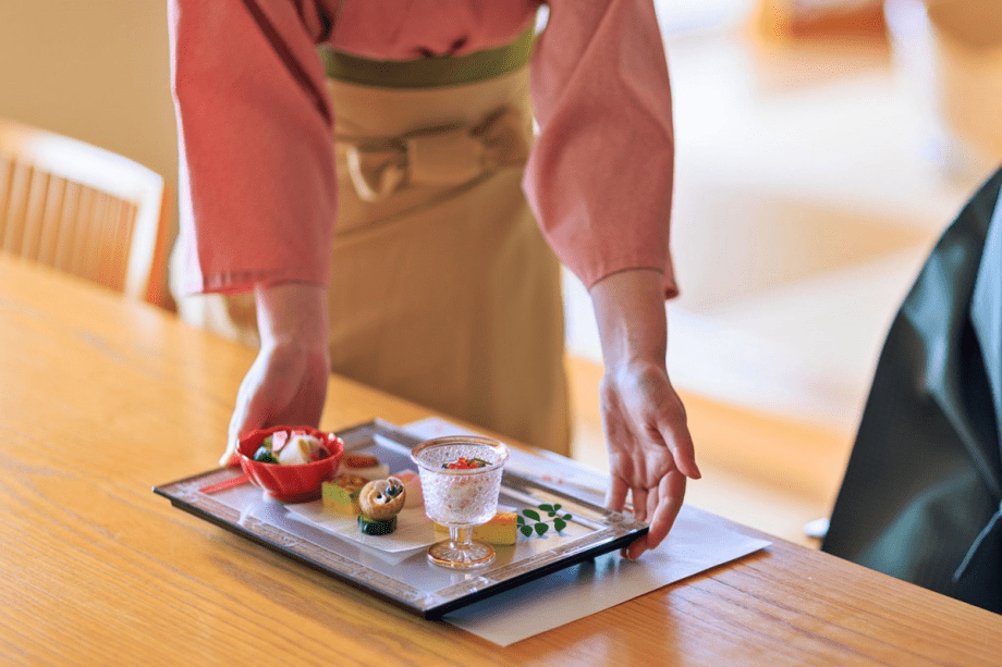 *【お部屋食イメージ】お客様一人ひとりに丁寧なおもてなしを心がけています。
