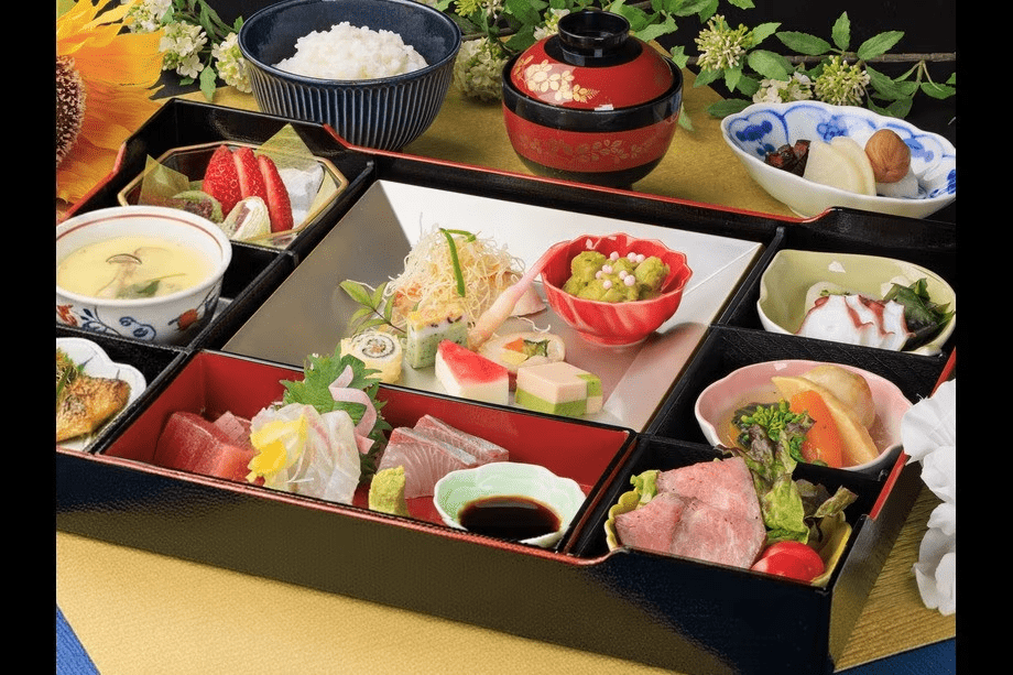 【くまの膳】三楽荘の玉手箱・松花堂御膳をお部屋でお召し上がりください