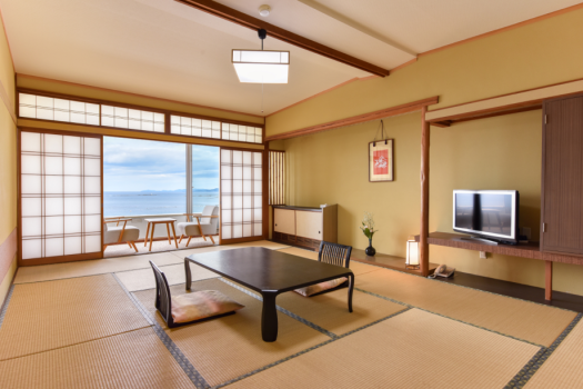 *【和室12畳（一例）】全室オーシャンビュー！窓から見える海の表情や夕日の美しさは格別です。