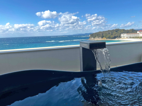 *【露天風呂付客室（浜水晶）・和室】客室内露天風呂からは絶景の白良浜をご覧いただけます。