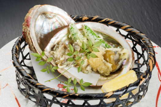 【-漣- さざなみ会席】メイン料理「アワビの天ぷら」は、ライブキッチンで揚げたてでお届けいたします